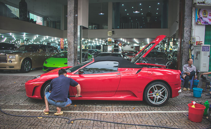 Hàng hiếm Ferrari F430 Spider tháo bánh lau chùi trên vỉa hè Sài Gòn